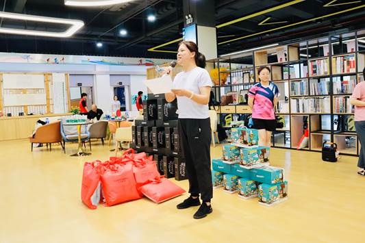 说明: H:\近期工作\6月22日-乒乓球比赛\新闻稿中照片\新闻稿中照片\吕主席宣布结果.JPG .JPG 说明: H:\近期工作\6月22日-乒乓球比赛\新闻稿中照片\新闻稿中照片\吕主席宣布结果.JPG .JPG