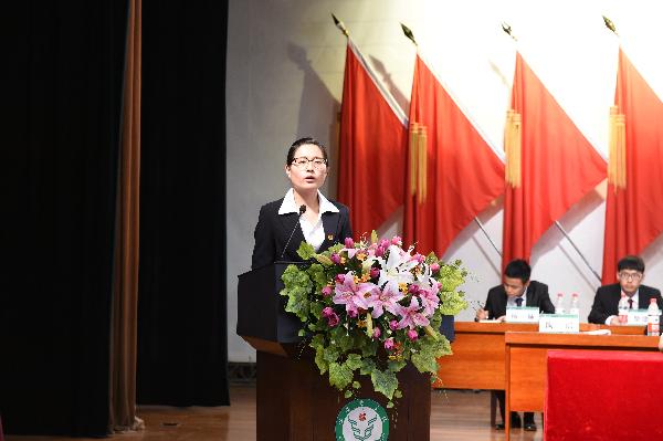校学生会主席陶瑶宣读倡议书 校学生会主席陶瑶宣读倡议书